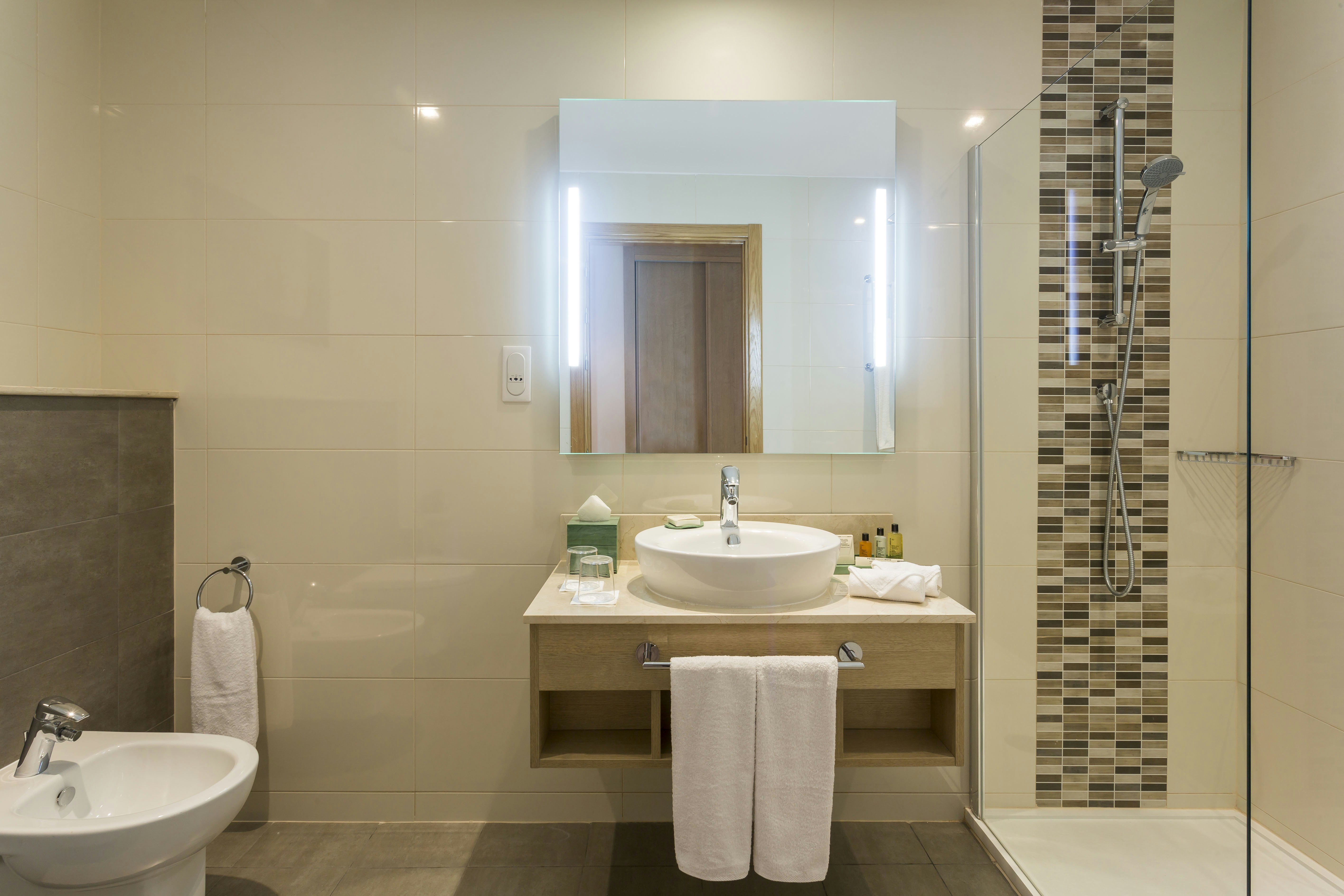 غرفة بسرير كينج بإطلالة على البحر، Hilton Garden Inn Tanger City Center 4/4