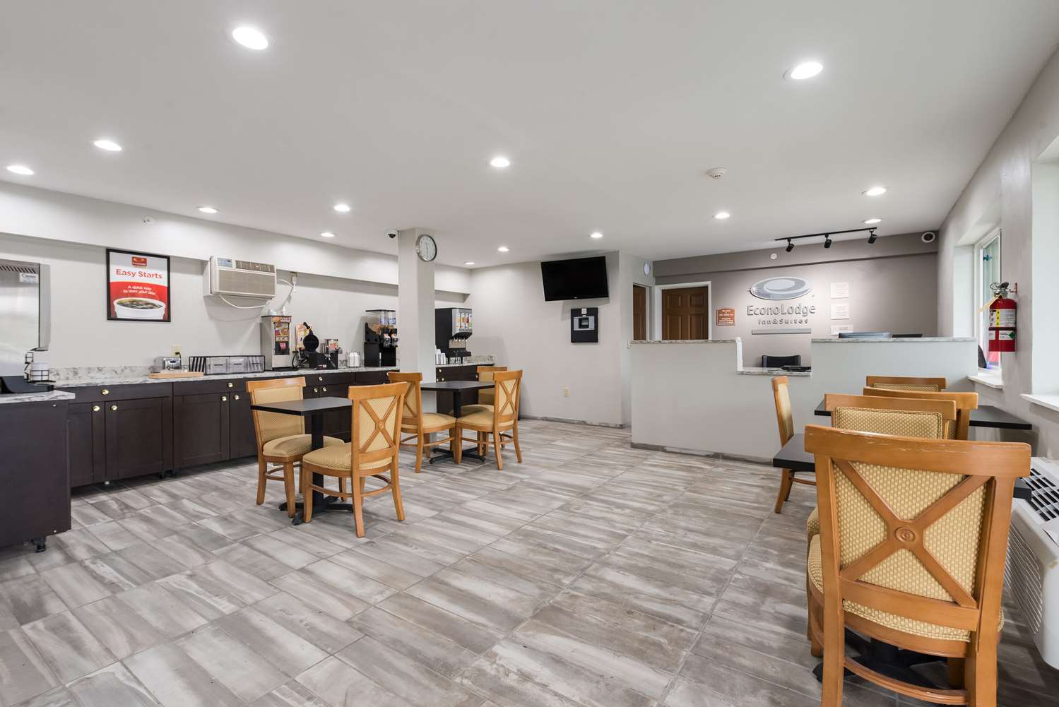 Econo Lodge Inn & Suites Mason City - Clear Lake 1/3