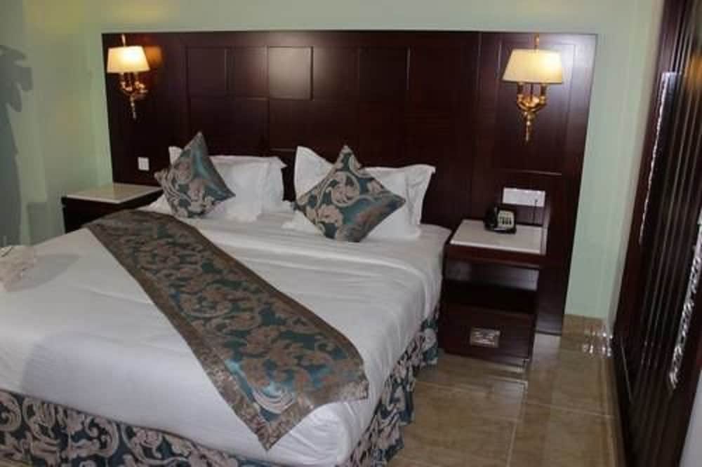 ROOM, DOUBLE OR TWIN BED