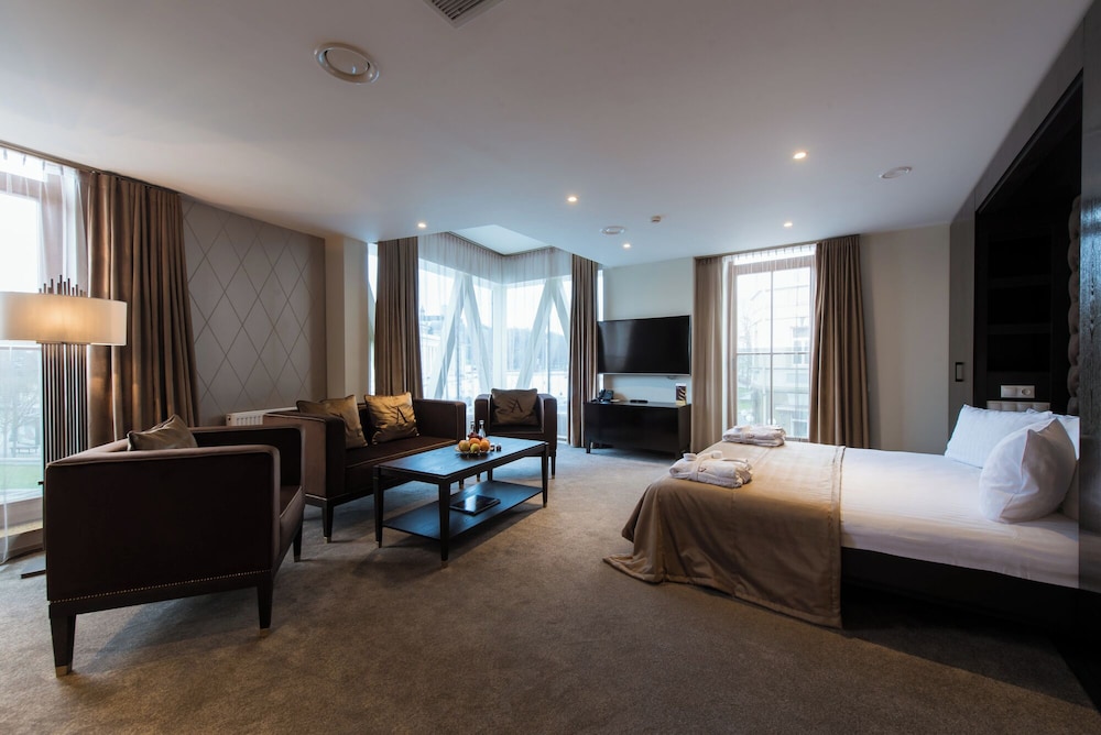 DELUXE, STUDIO, SUITE, QUEEN BED, CATHEDRAL VIEW