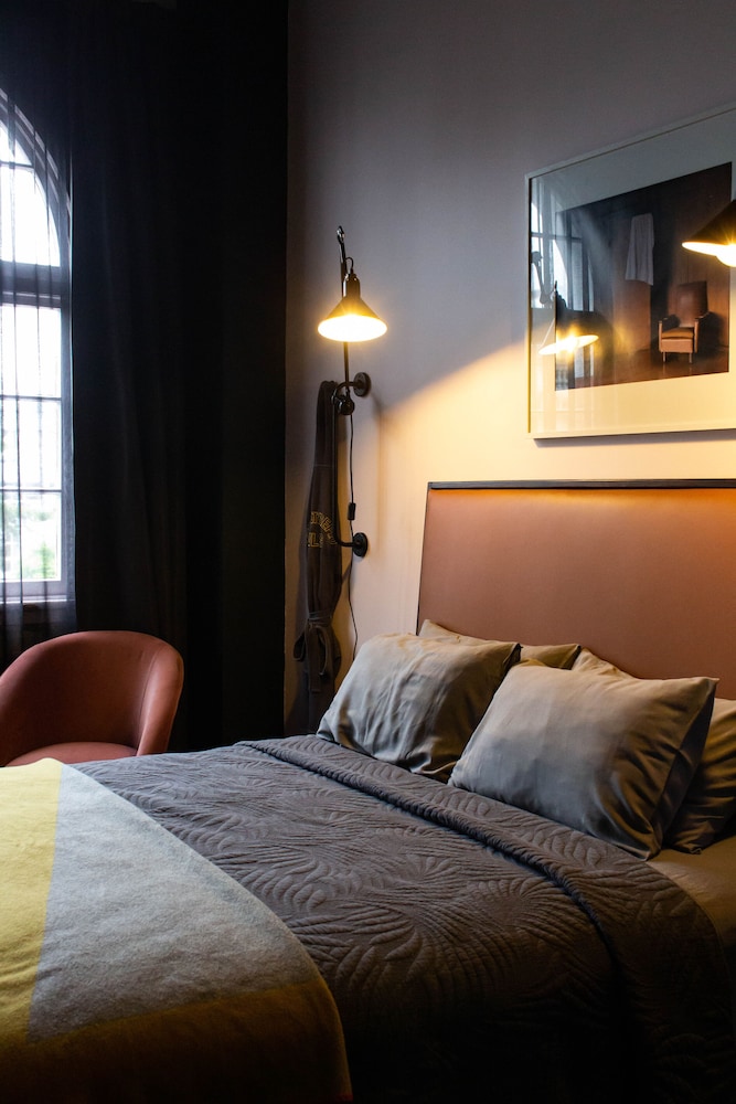 ROOM, PRECIOUS FLOOR