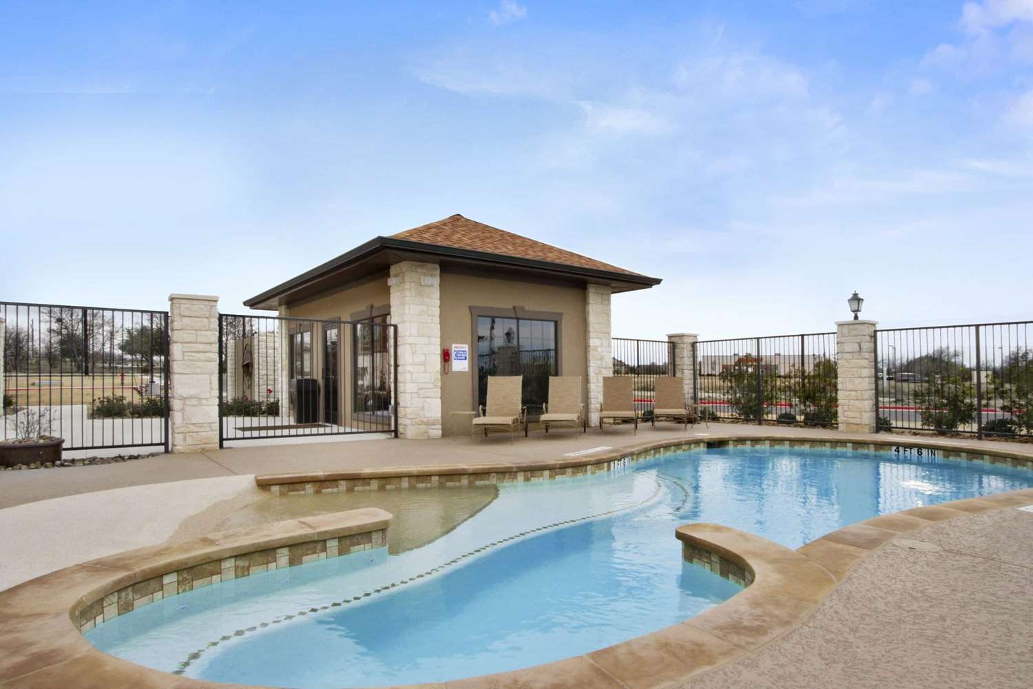 Microtel Inn and Suites By Wyndham Round Rock 2/15