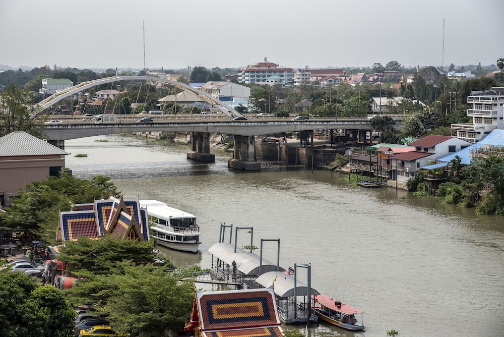 Ayothaya Riverside Hotel 45/51