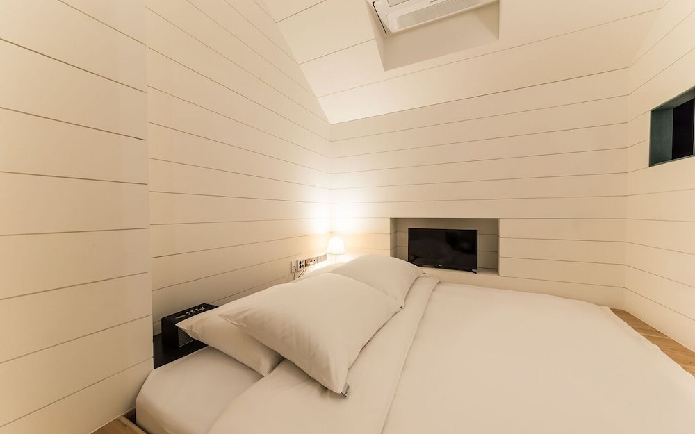 Hotel 498 17/42