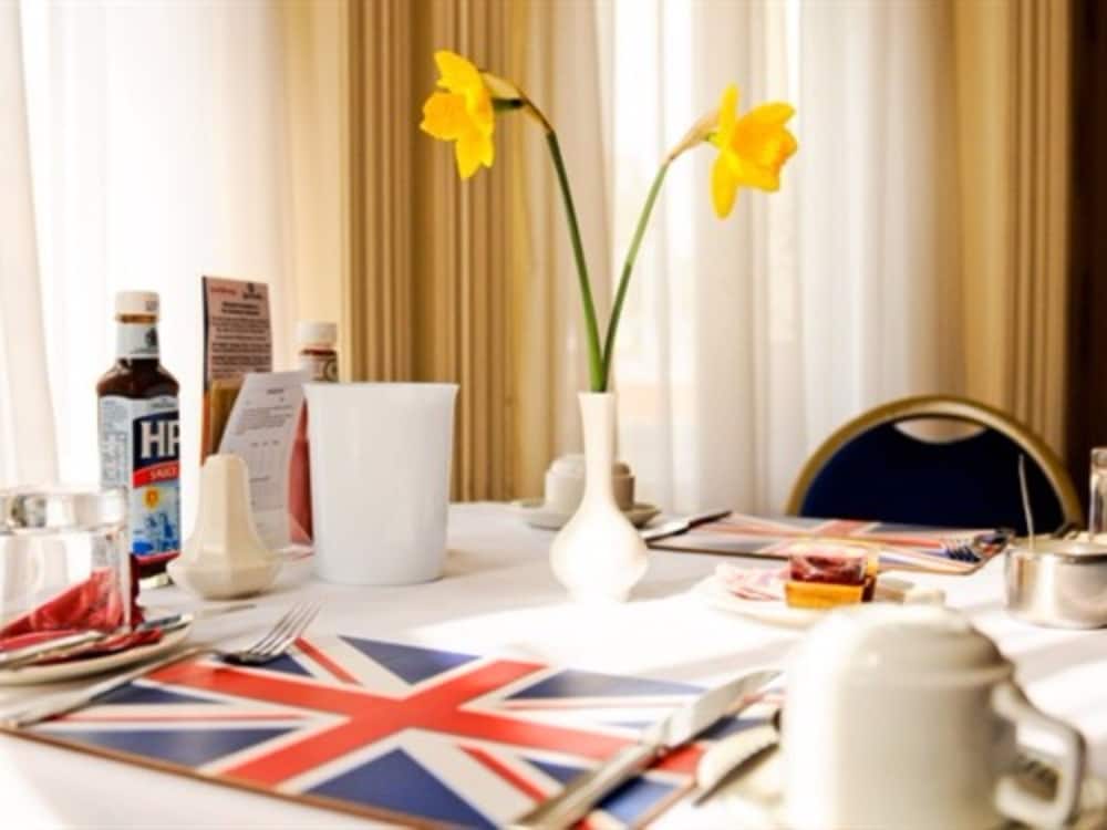 Denewood Hotel - Guest Accomodation 42/48