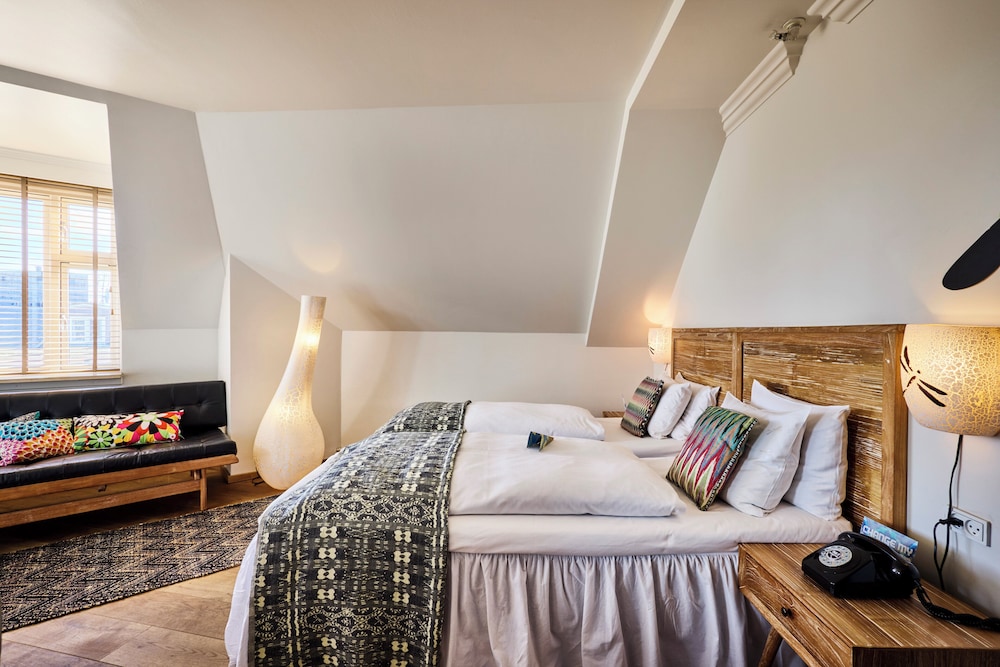 ROOM, TWIN BEDS