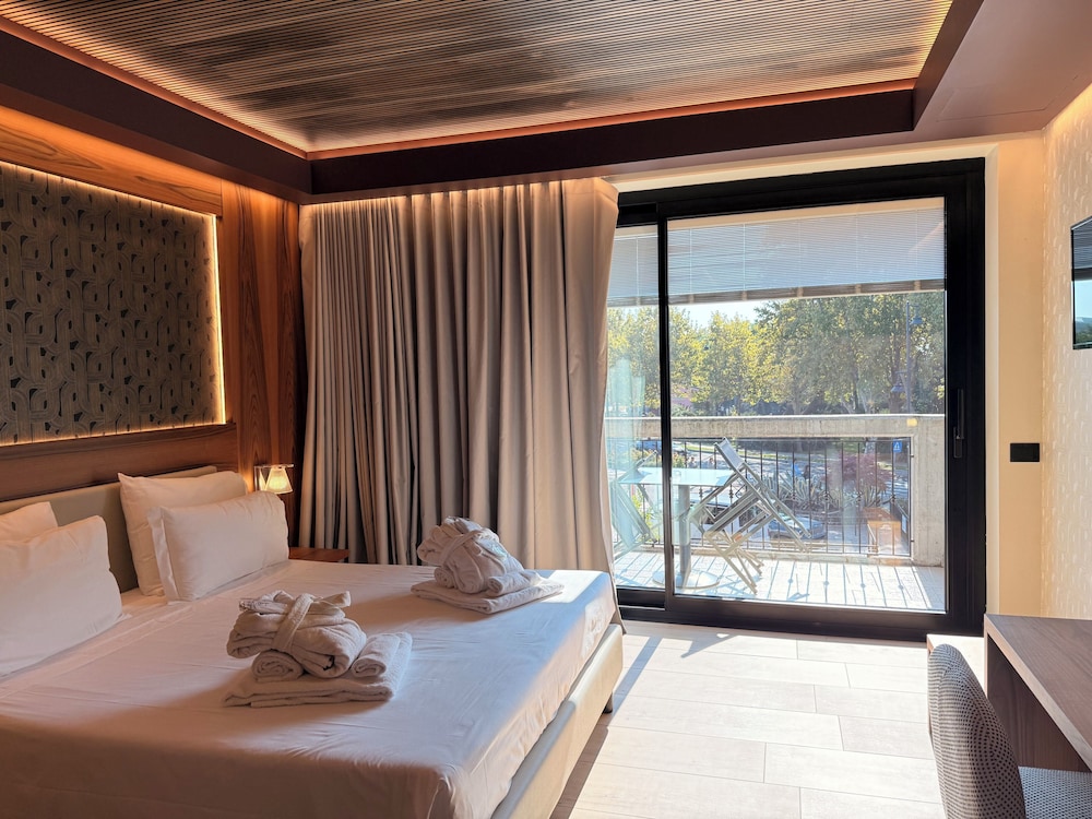 DELUXE, DOUBLE BED