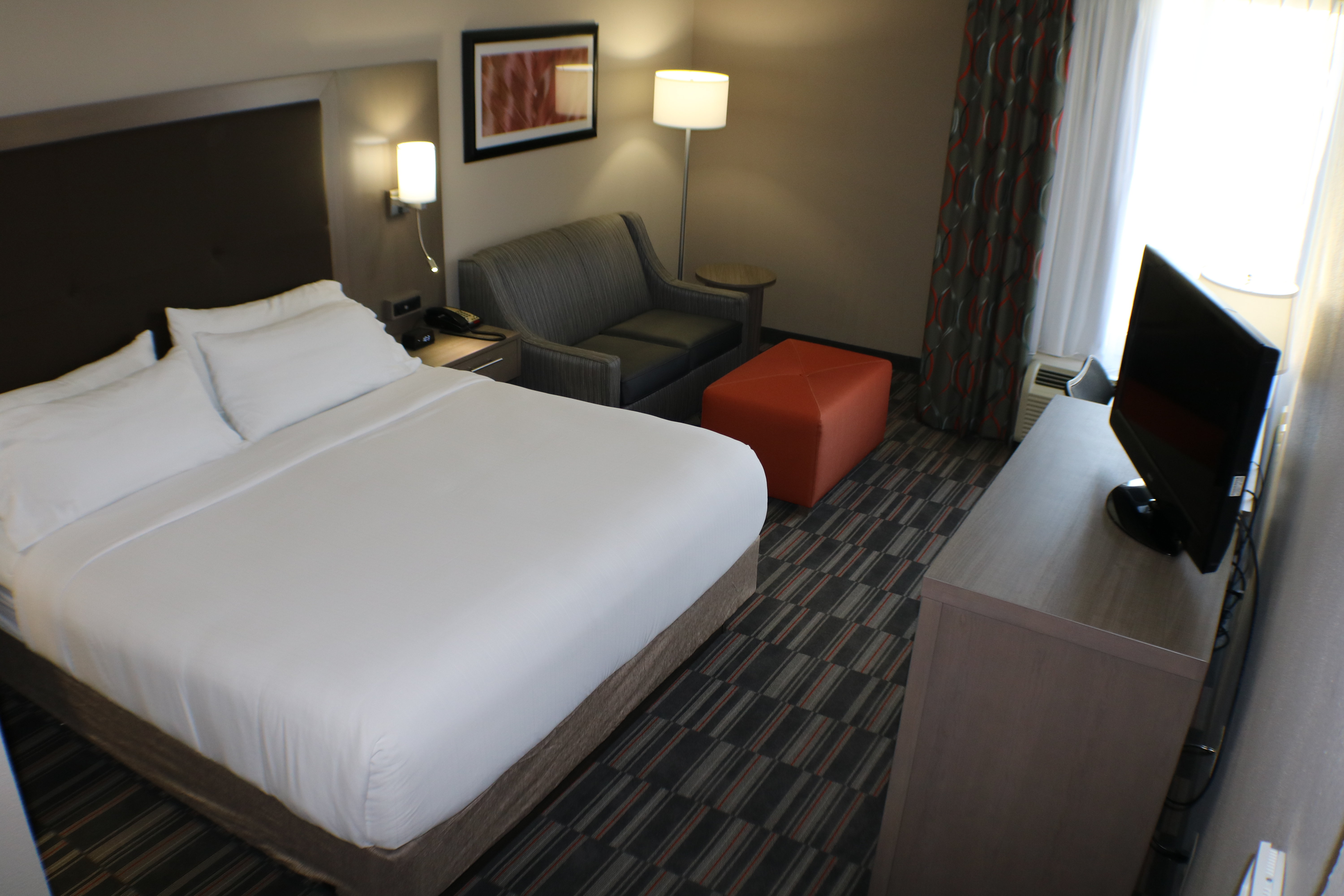 Holiday Inn Express Woodstock-Shenandoah Valley 11/28