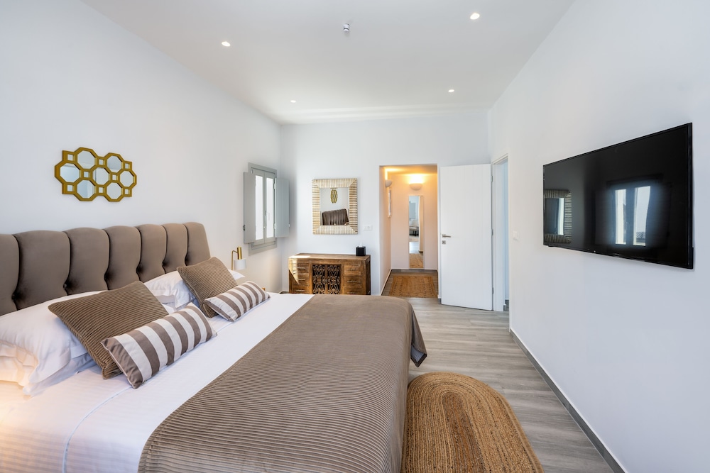 1 BEDROOM, SUITE, SEA VIEW, PRIVATE HEATED POOL, LARGE