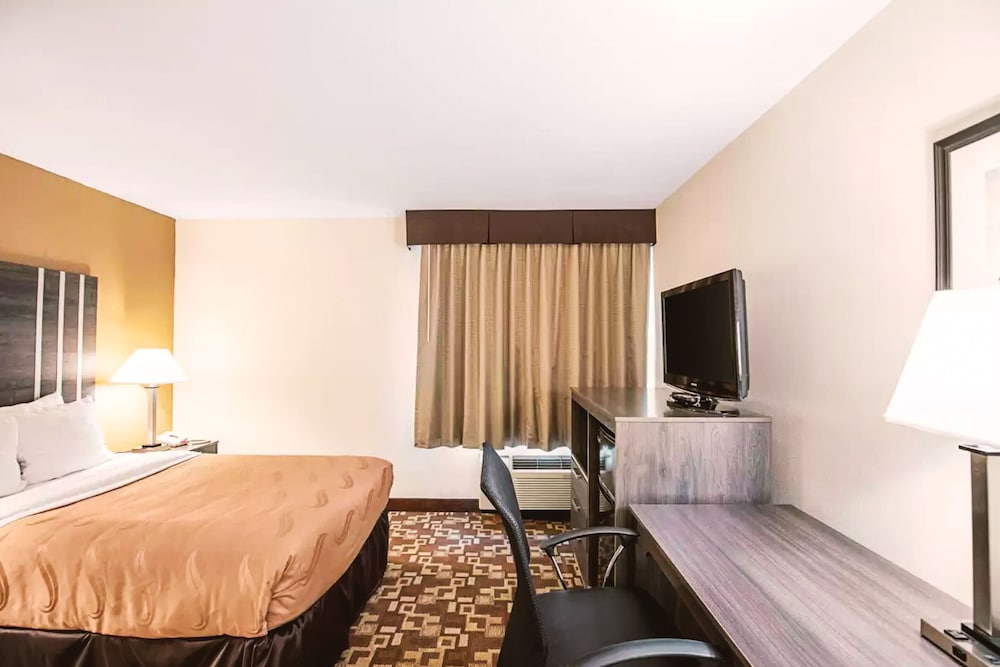 Norwood Inn & Suites Milwaukee 20/43