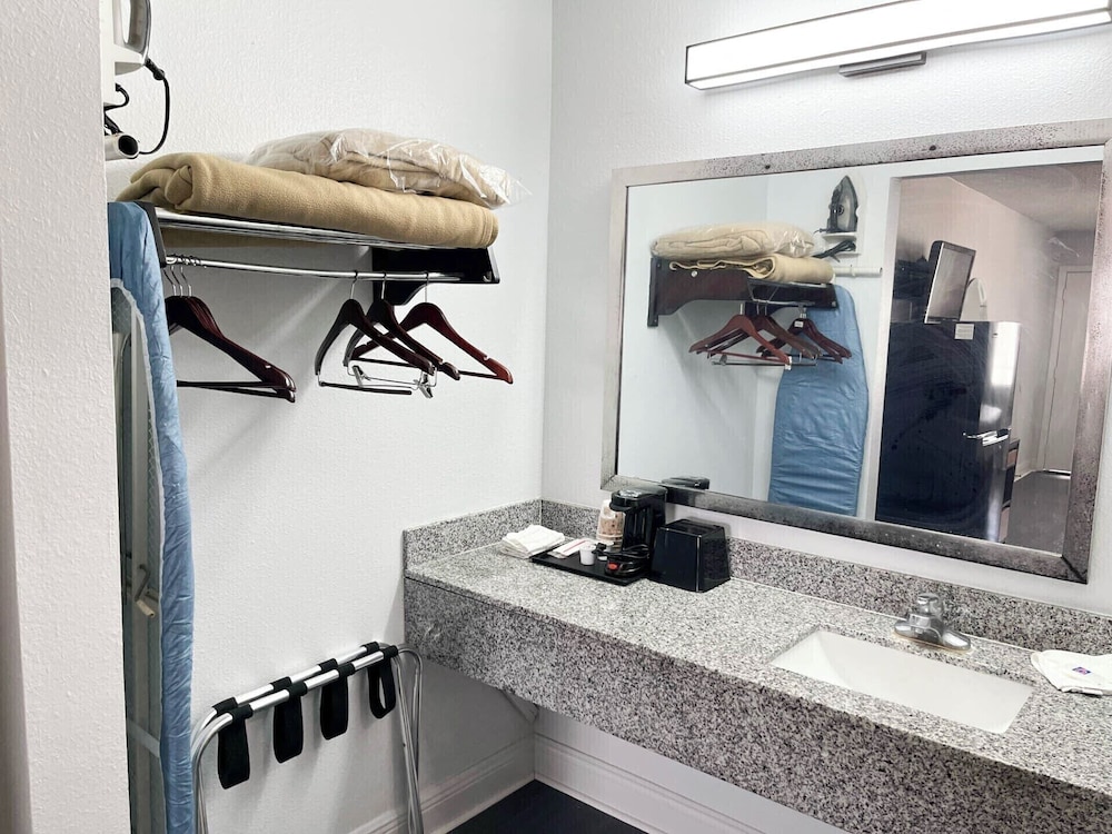 Studio6 Suites Opelousas, LA 47/55