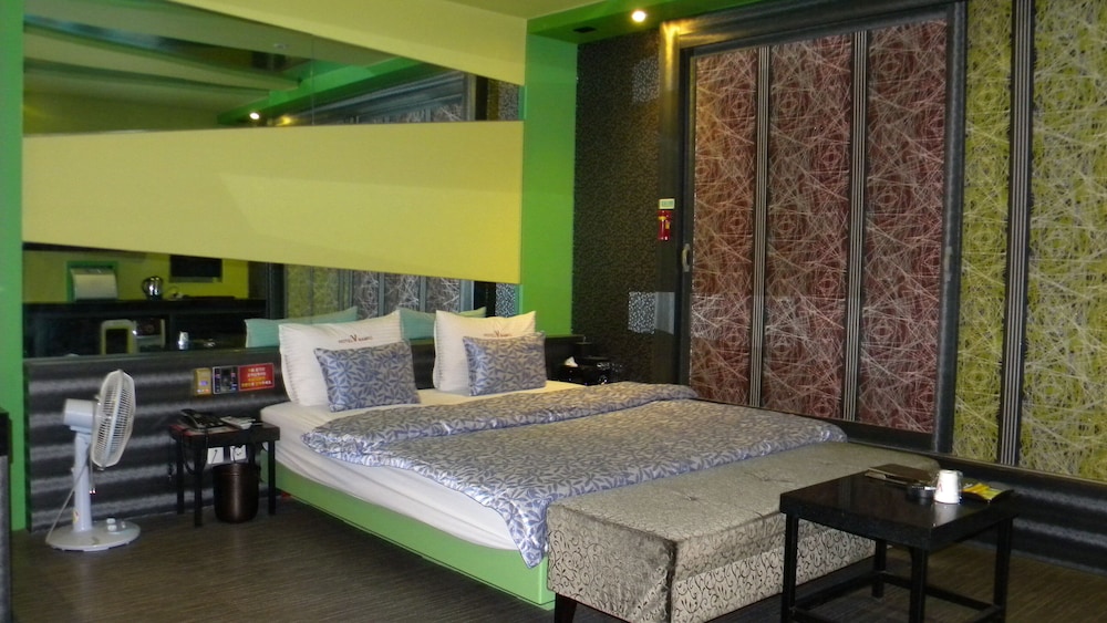 V Hotel 13/44