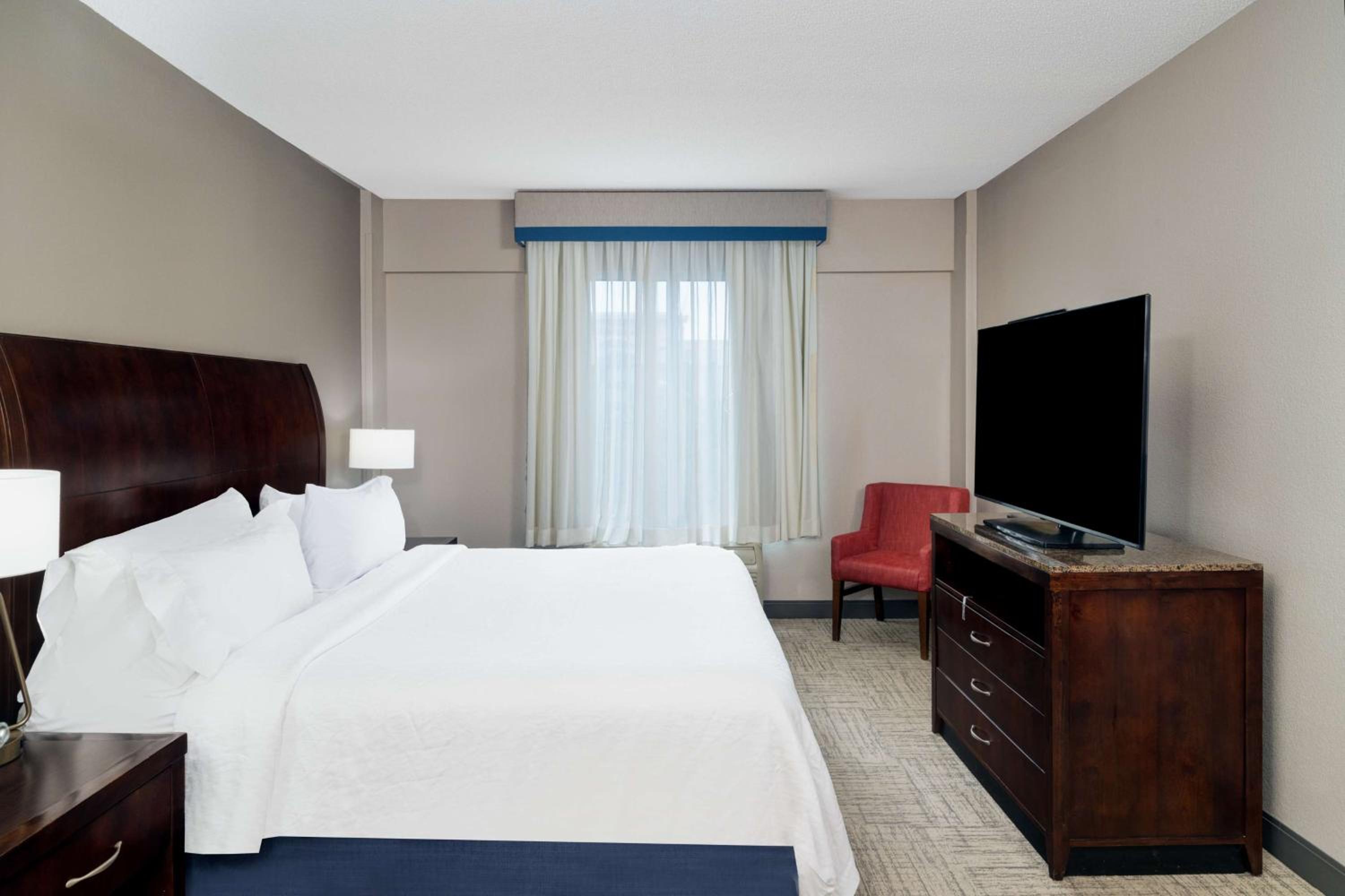 DELUXE, SUITE, KING BED, ACCESSIBLE