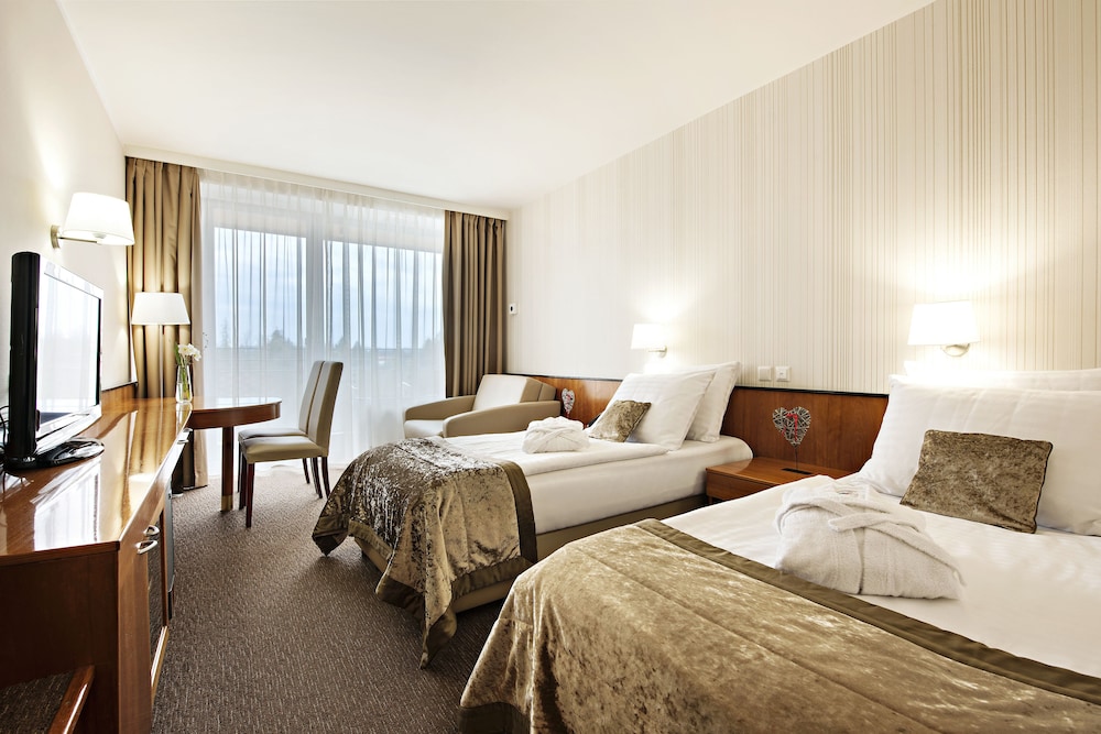Radin Hotel 6/43