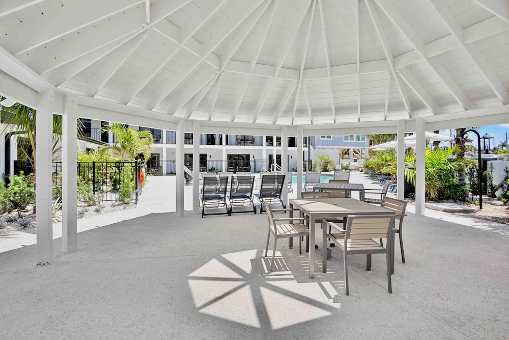 Tropic Isle Beach Resort 50/68