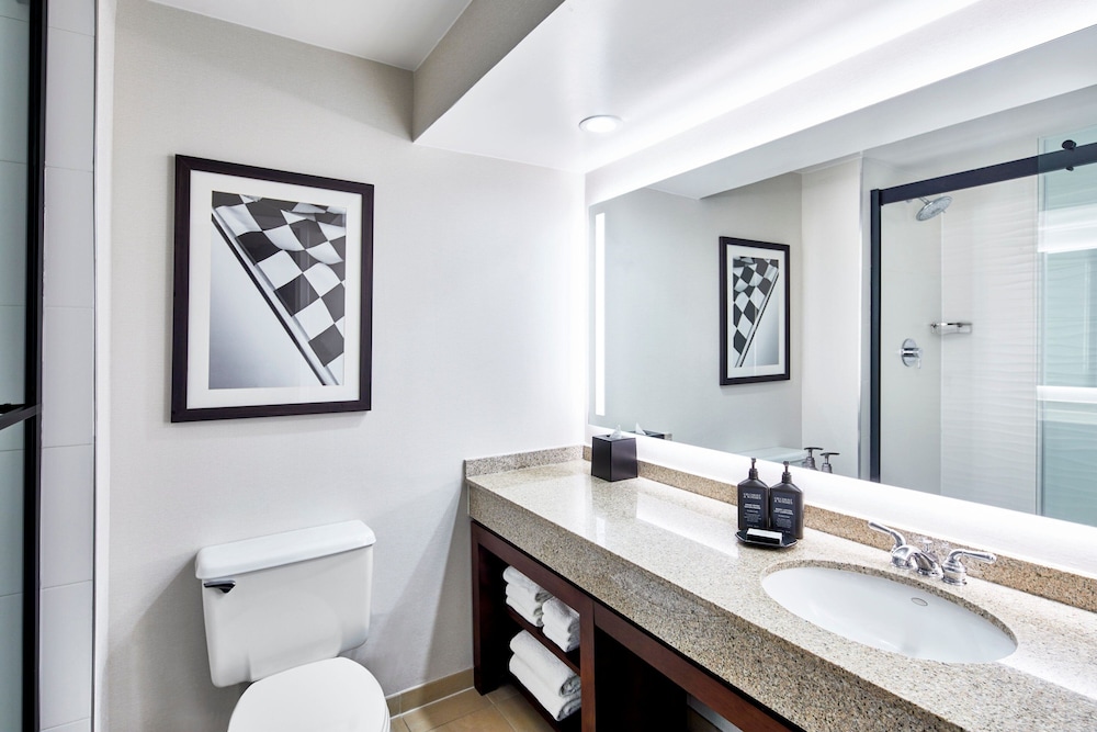 غرفة تنفيذية بسرير كينج مع أريكة لذوي الإعاقة، Sheraton Indianapolis Hotel at Keystone Crossing 2/2