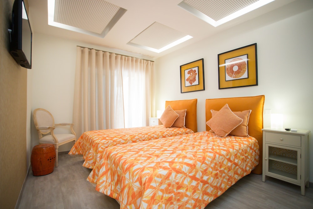 DELUXE, DOUBLE OR TWIN BED, POOL VIEW