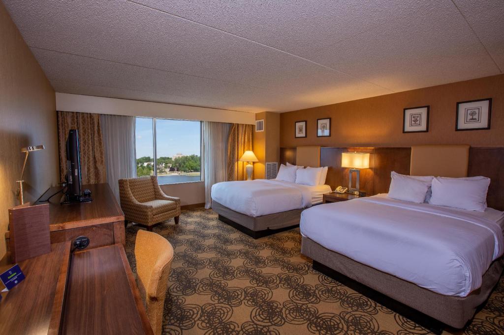 River, 2 Queen Beds, Accessible