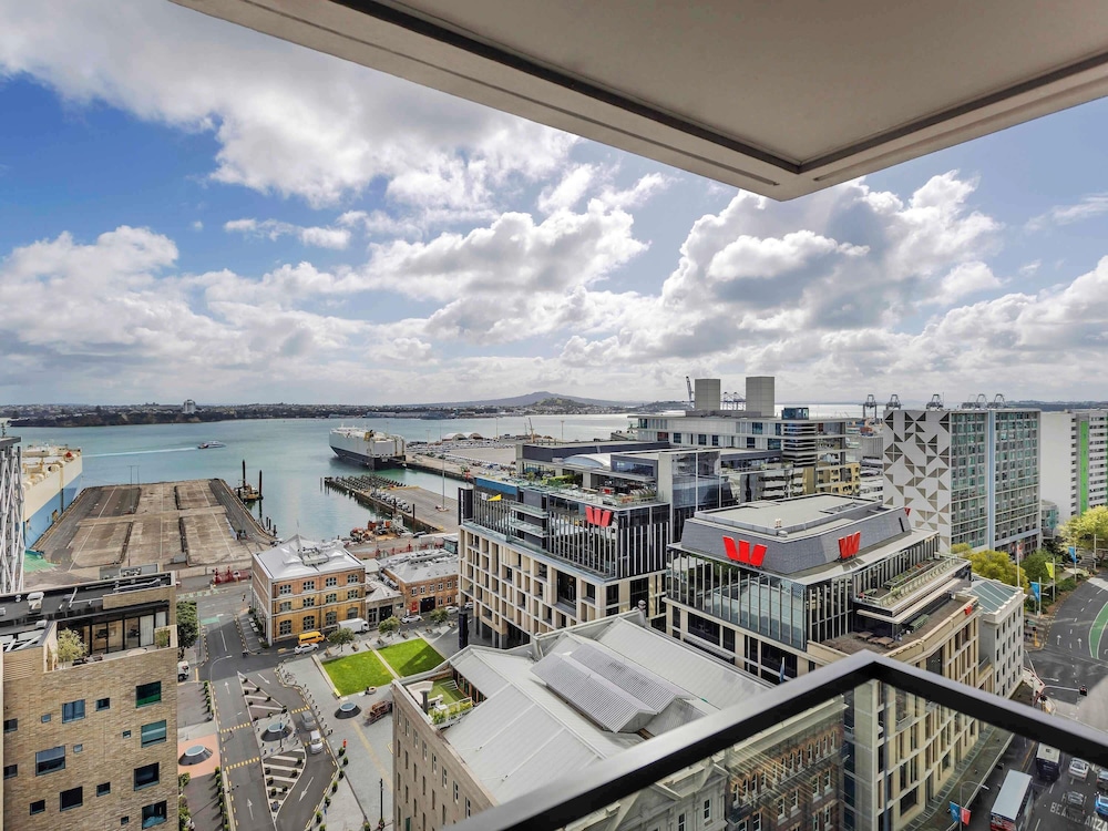 SO/ Auckland 62/65