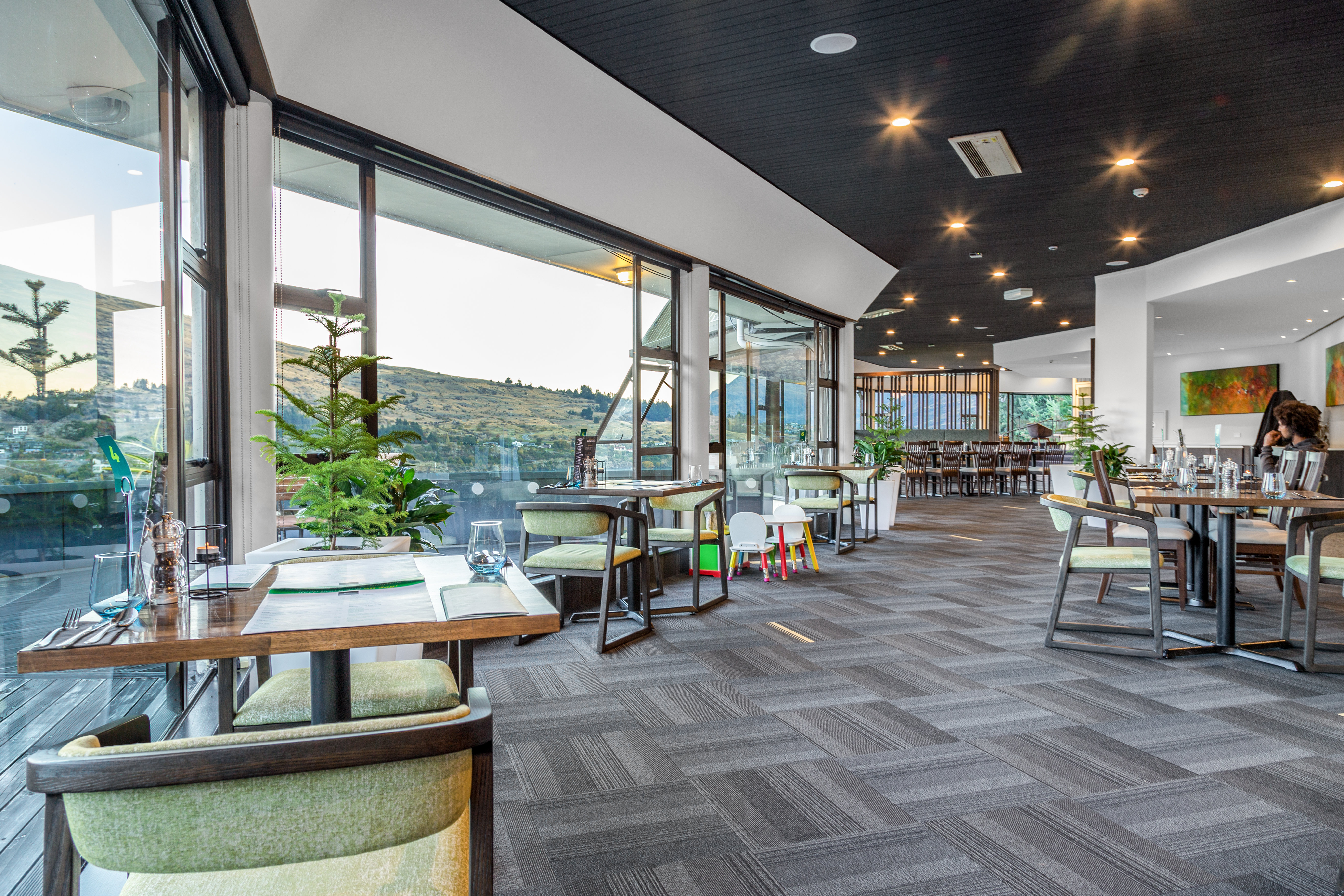 HOLIDAY INN QUEENSTOWN FRANKTON ROAD 54/76
