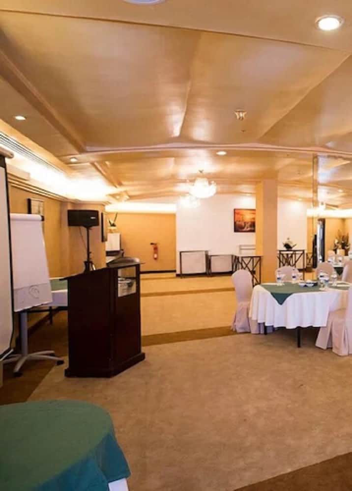 Garden Hotel 24/49