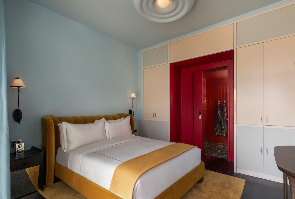Petite, Queen Bed, Accessible