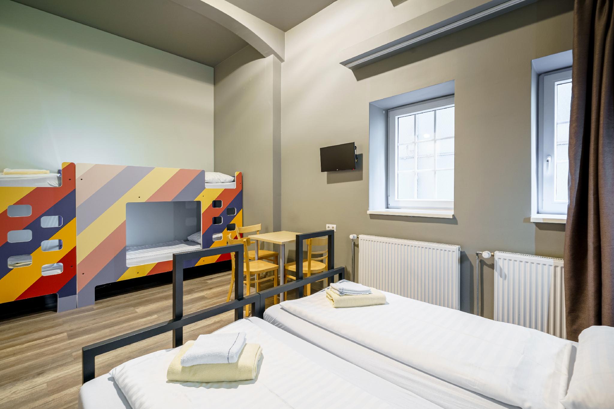 ROOM, 6 BEDS