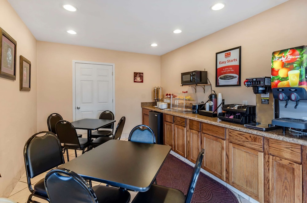 Econo Lodge Roanoke Civic Center 27/30