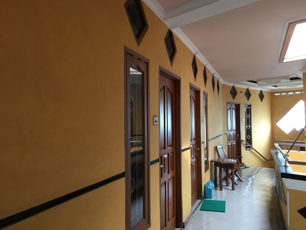 Hotel Alami near Alun-Alun Klaten 1/40