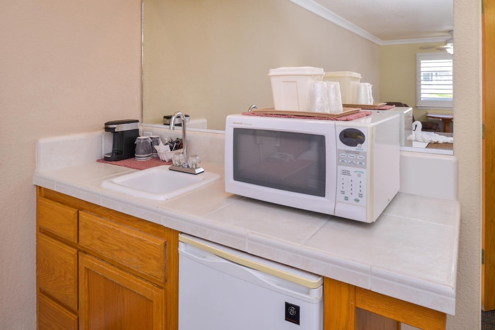 Cayucos Beach Inn 34/64