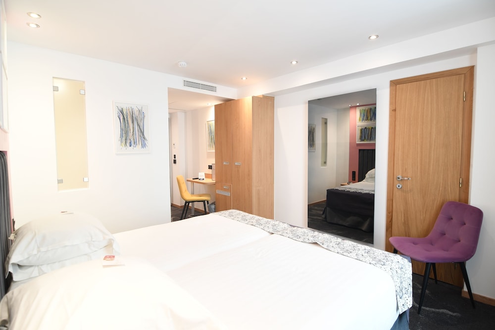 SUPERIOR, DOUBLE OR TWIN BED