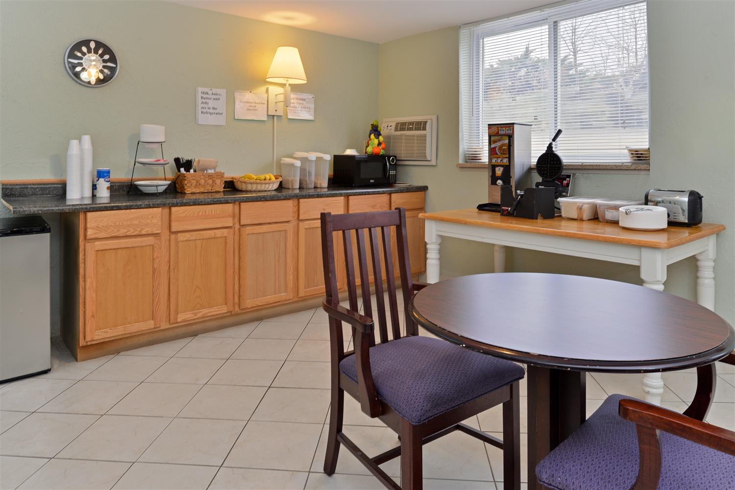 Americas Best Value Inn Jefferson City 27/33