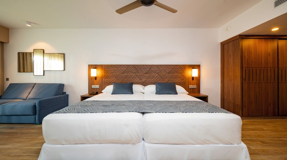 غرفة عائلية بسريرين مزدوجين مع أريكة