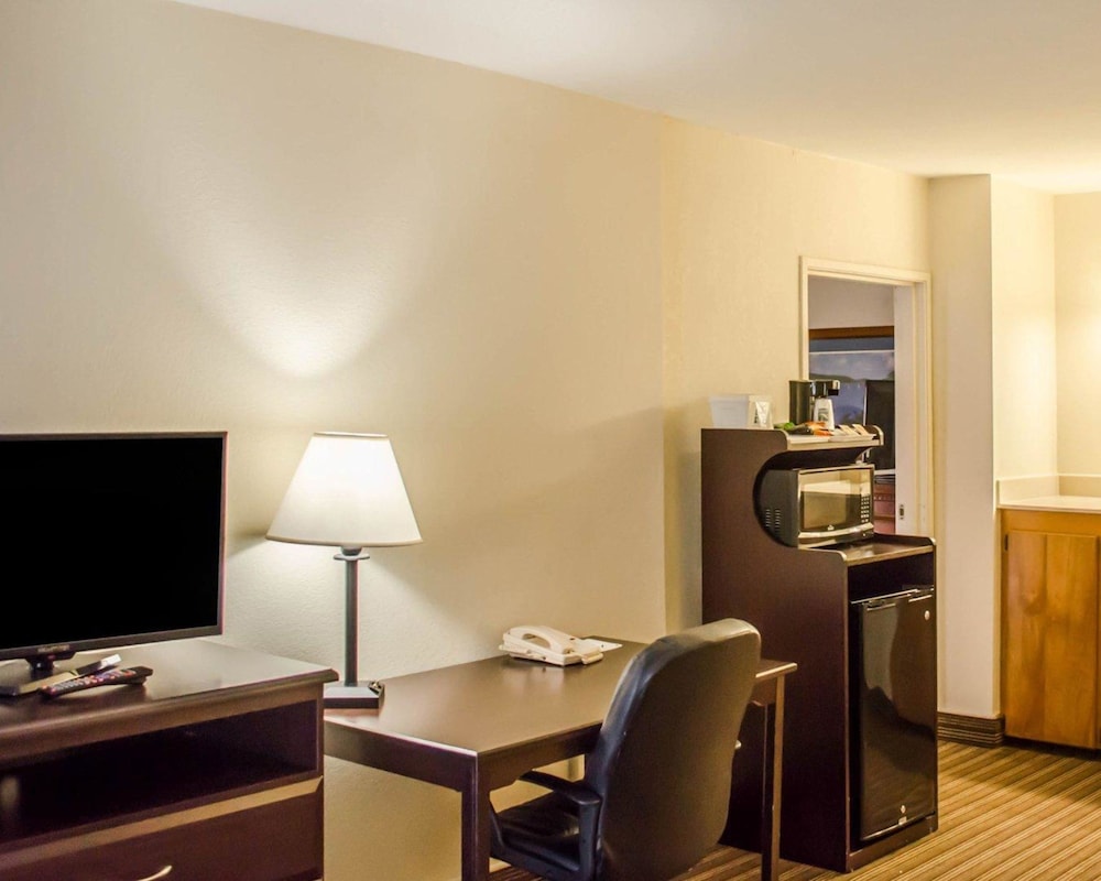 Quality Inn and Suites Pensacola Bayview 47/49
