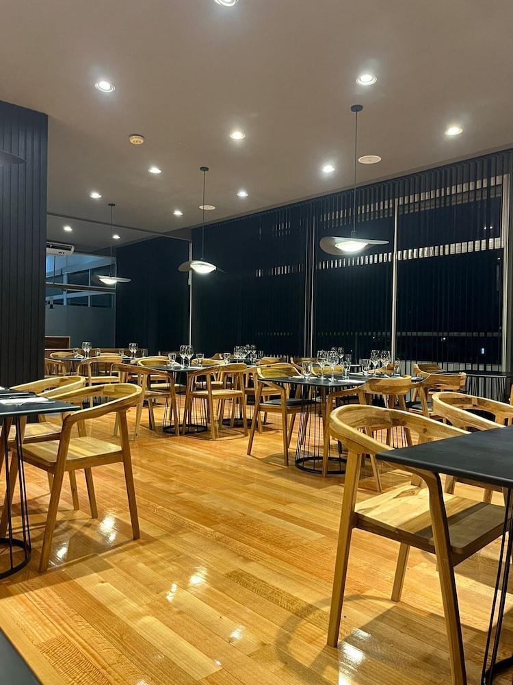 Mendoza Hotel 56/66