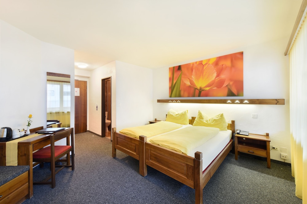 غرفة ثلاثية بسرير مزدوج وسرير فردي