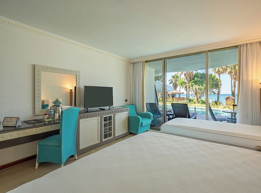 Sunrise Queen Resort 15/50