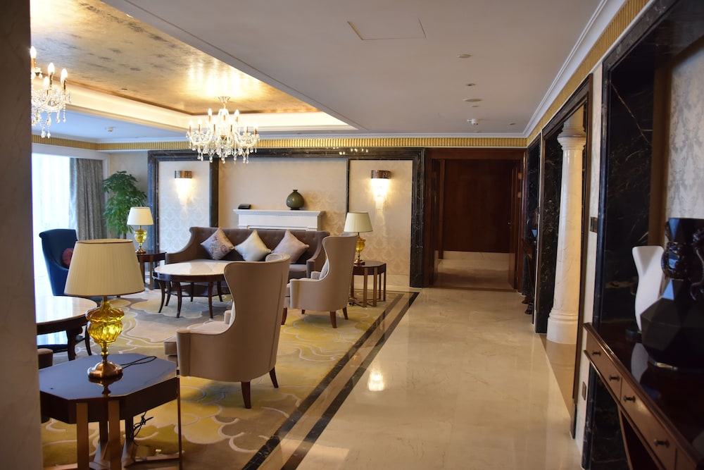 HILTON WUHAN RIVERSIDE 56/79