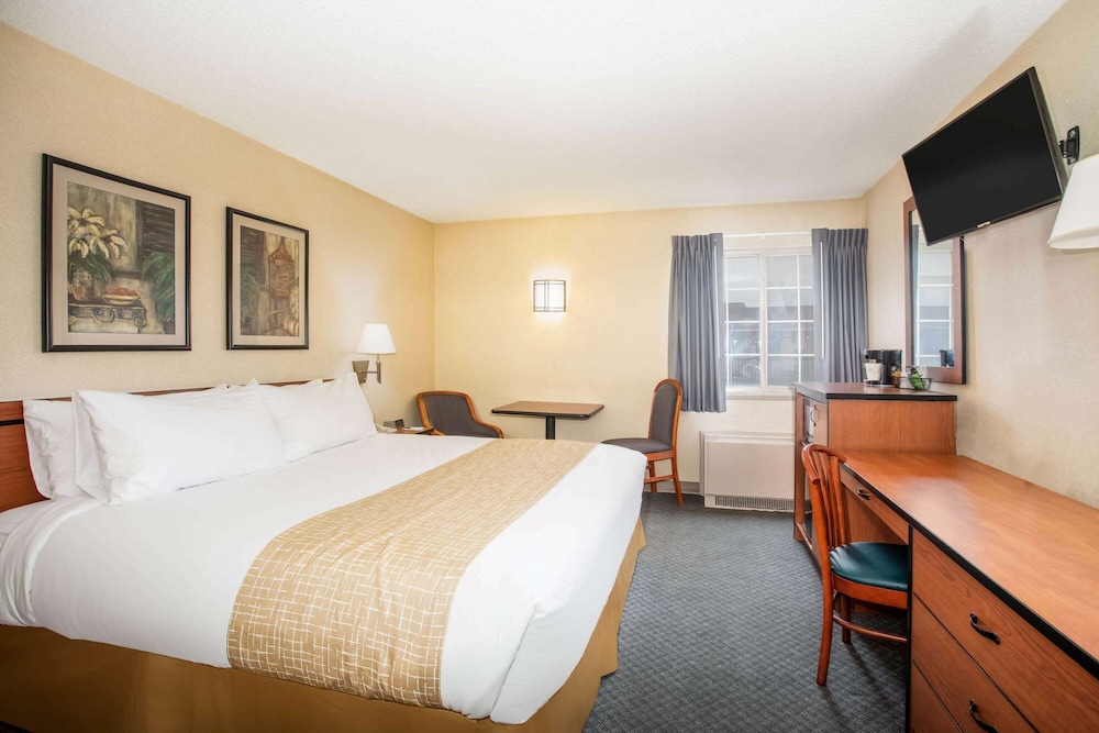 Travelodge by Wyndham Colorado Springs Airport/Peterson AFB 16/44