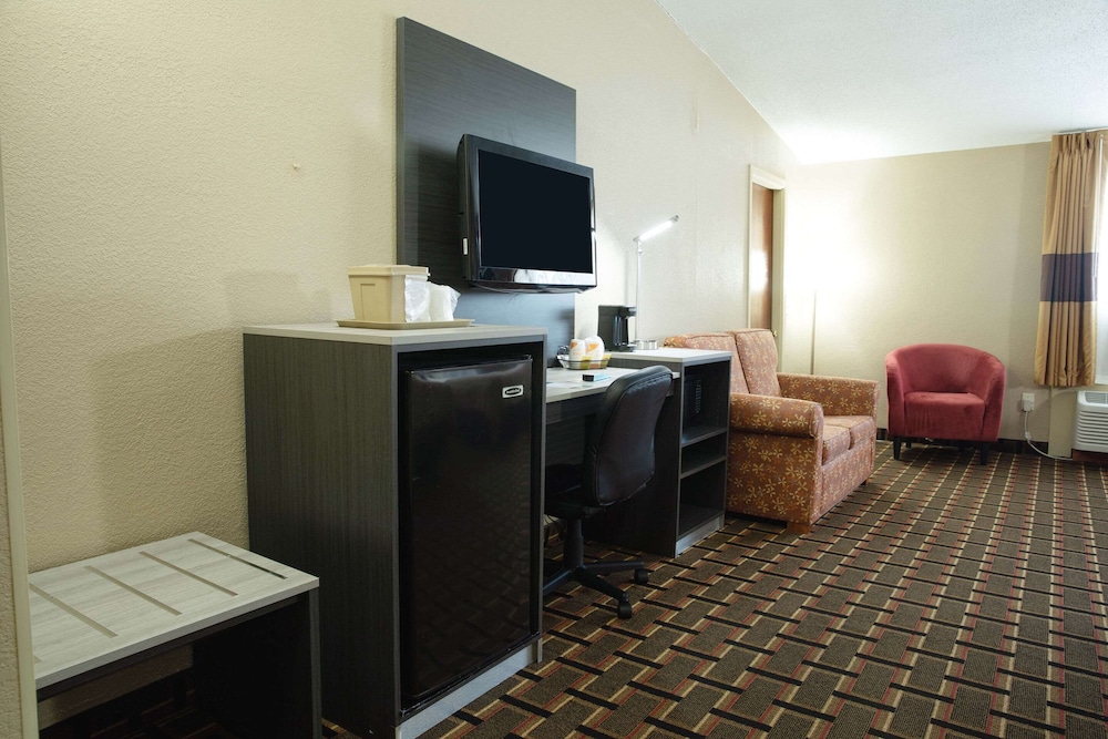 Quality Inn Raynham - Taunton 74/75