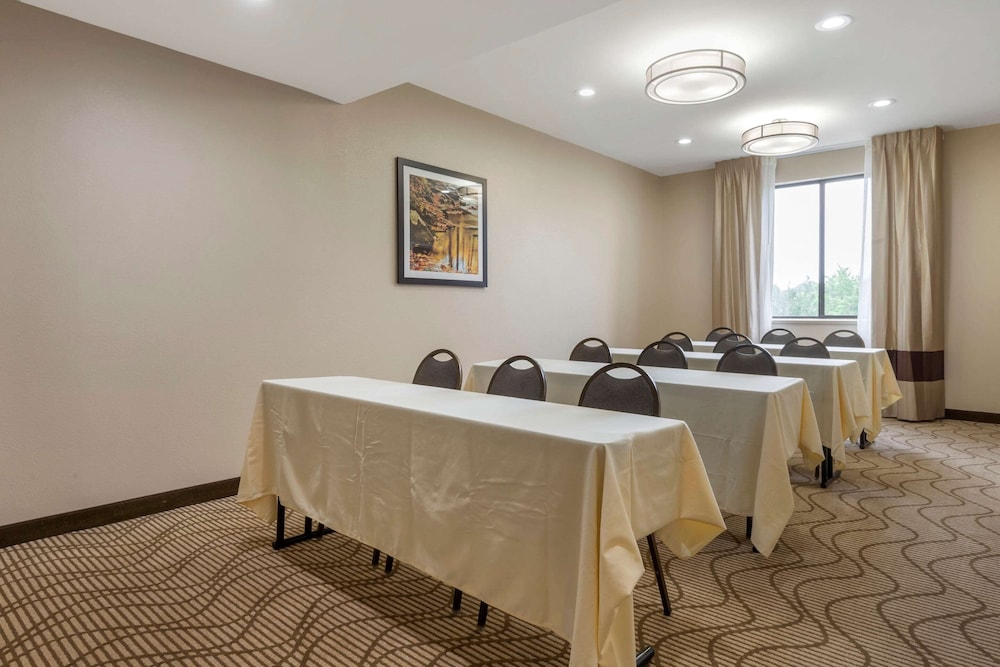 Comfort Inn & Suites Lenoir Hwy 321 Northern Foothills 6/40