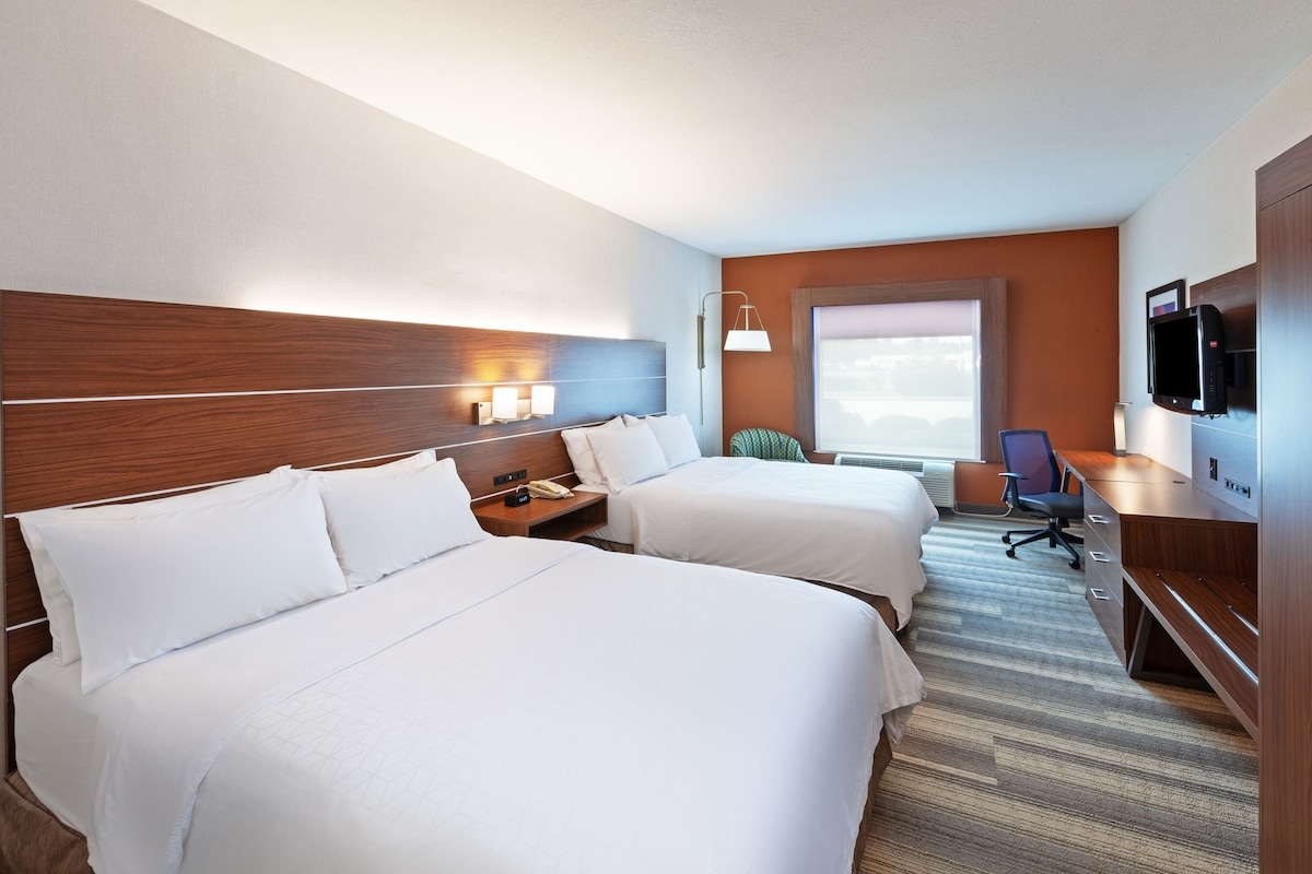 Suite, 2 Queen Beds, Accessible