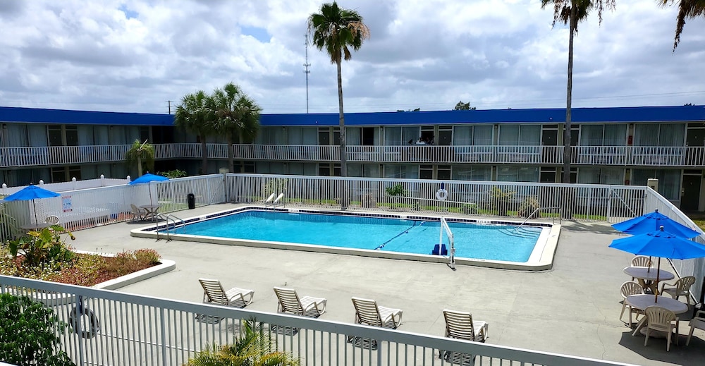 Days Inn by Wyndham Titusville Kennedy Space Center 4/37