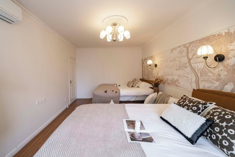 2 Bedrooms, Senior, Apartment, 1 Queen and 2 Double Beds, Bathtub، Book and Bed-People's Square 7/10