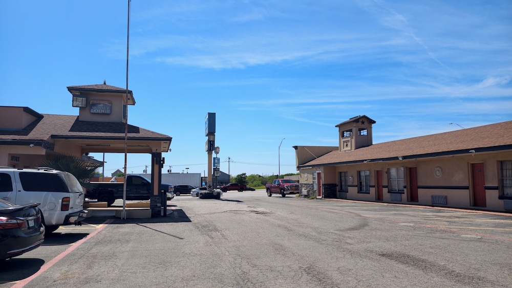 Sunset Lodge Elgin near US 290 by Hotel O 38/47