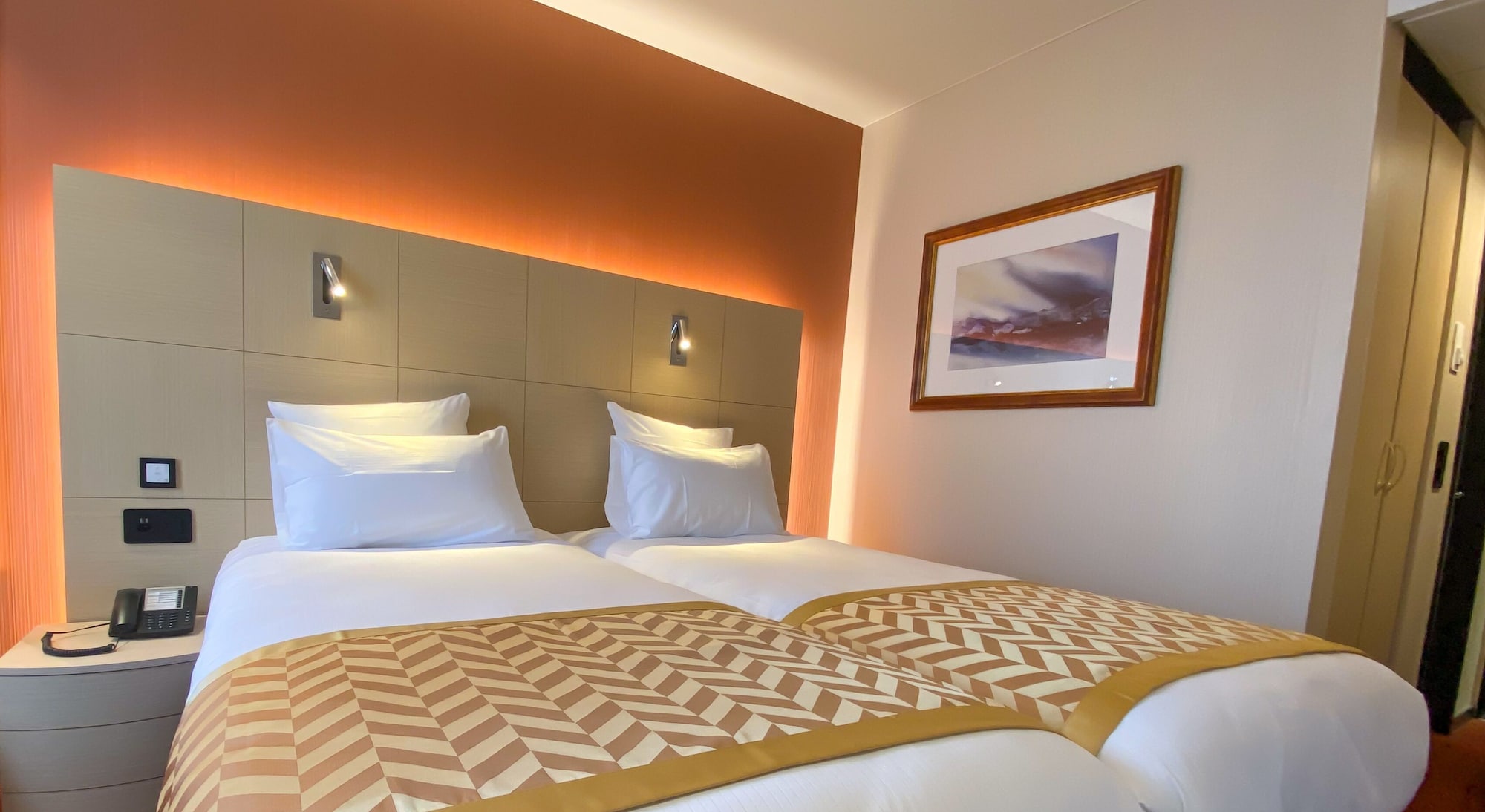 ROOM, TWIN BEDS