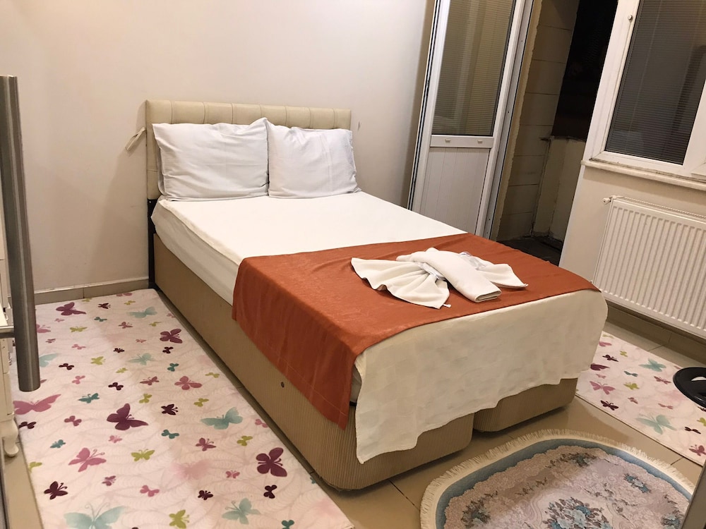 ROOM, DOUBLE OR TWIN BED
