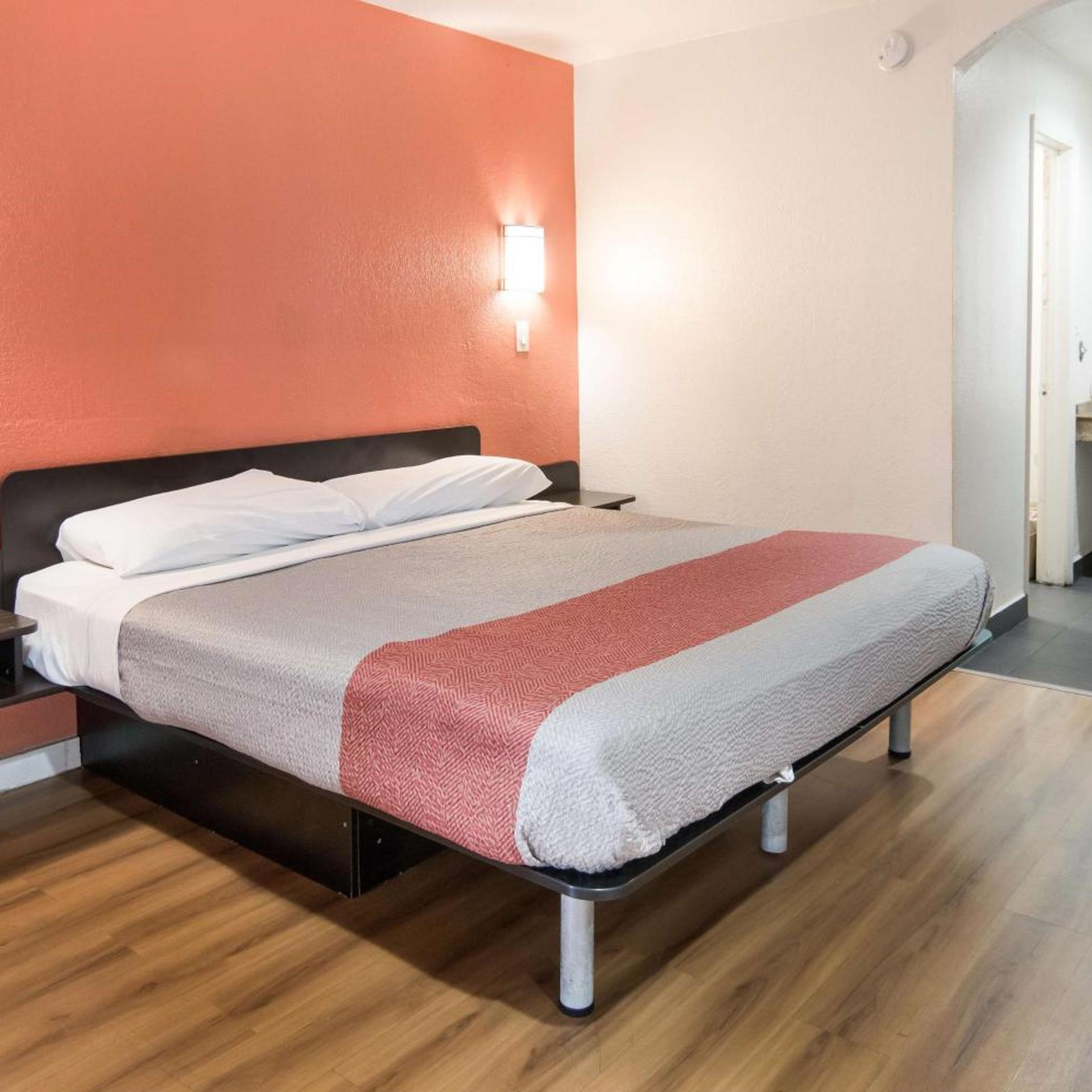 1 KING BED NON-SMOKING HOT TUB
