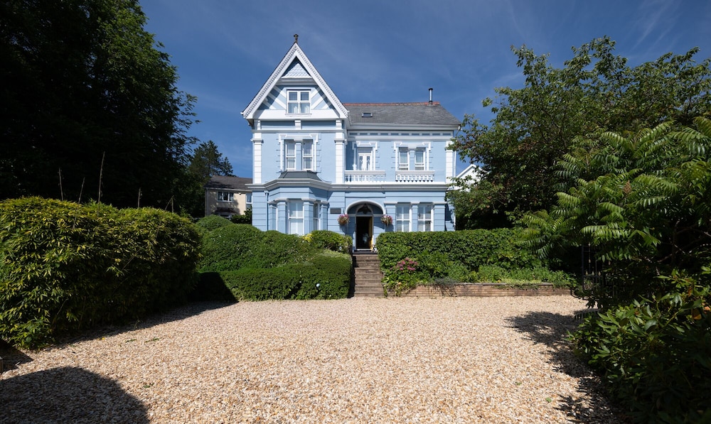 James' Place At Brynawel 40/48