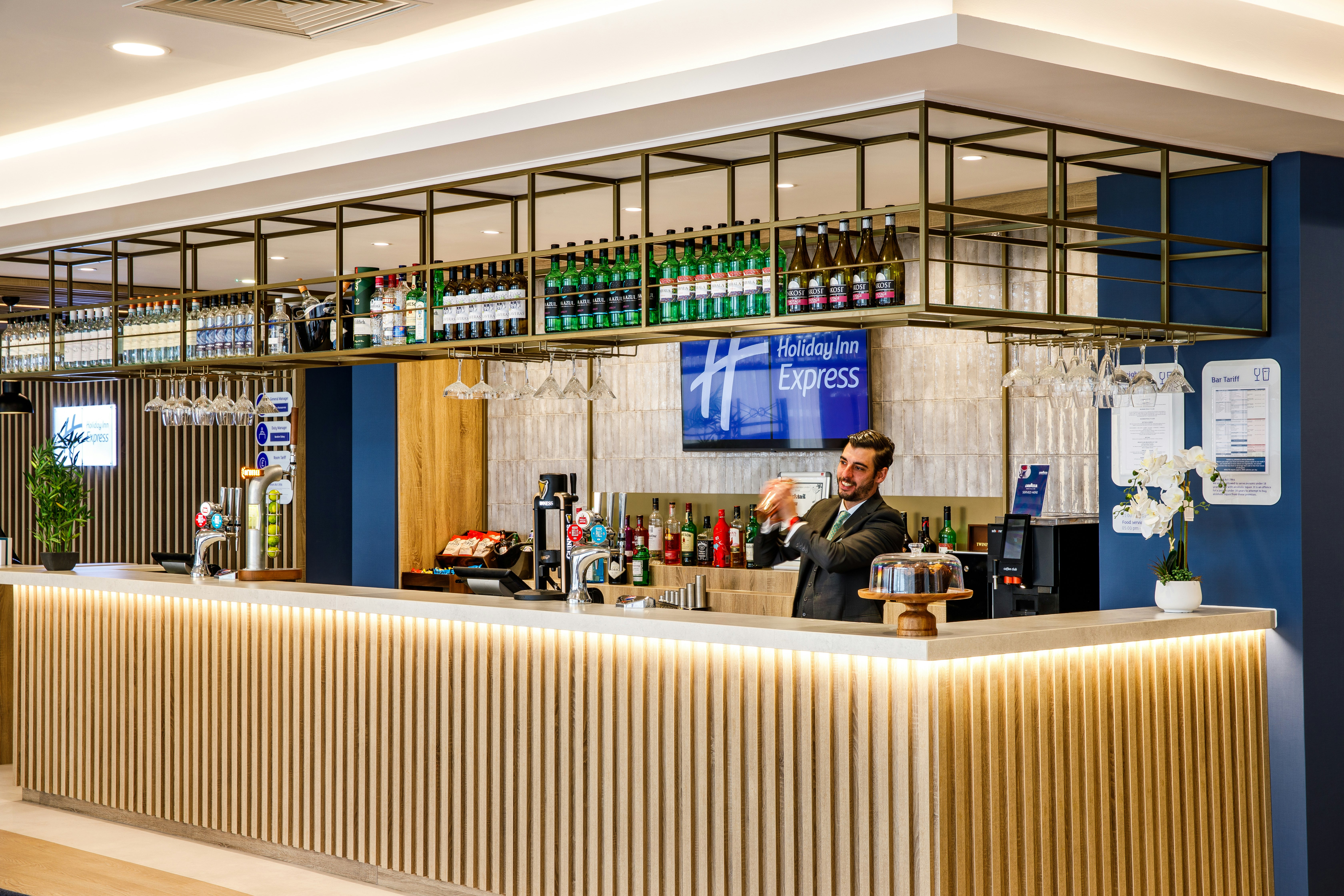 Holiday Inn Express London - Excel 38/64